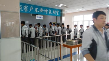 甲方員工排隊(duì)購買韓國美食