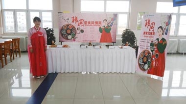 餐廳員工身著韓國服裝站在展臺(tái)前