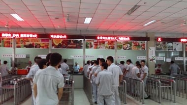 某知名培訓(xùn)機(jī)構(gòu)餐廳開餐現(xiàn)場