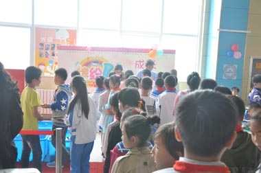 小學生們排隊領取獎品 小學生們排隊領取獎品