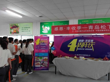 甲方員工排隊(duì)選購(gòu)美食 甲方員工排隊(duì)選購(gòu)美食