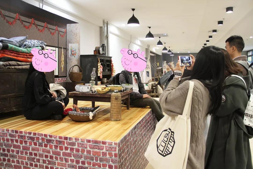 顧客紛紛上炕拍照留念 顧客紛紛上炕拍照留念