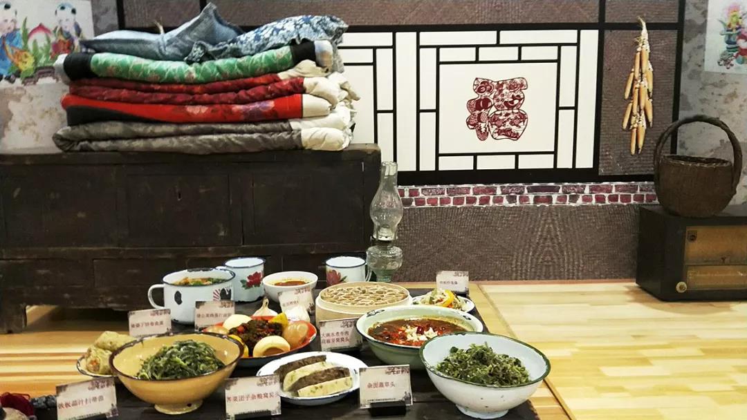 貼近主題的炕上展臺(tái) 貼近主題的炕上展臺(tái)