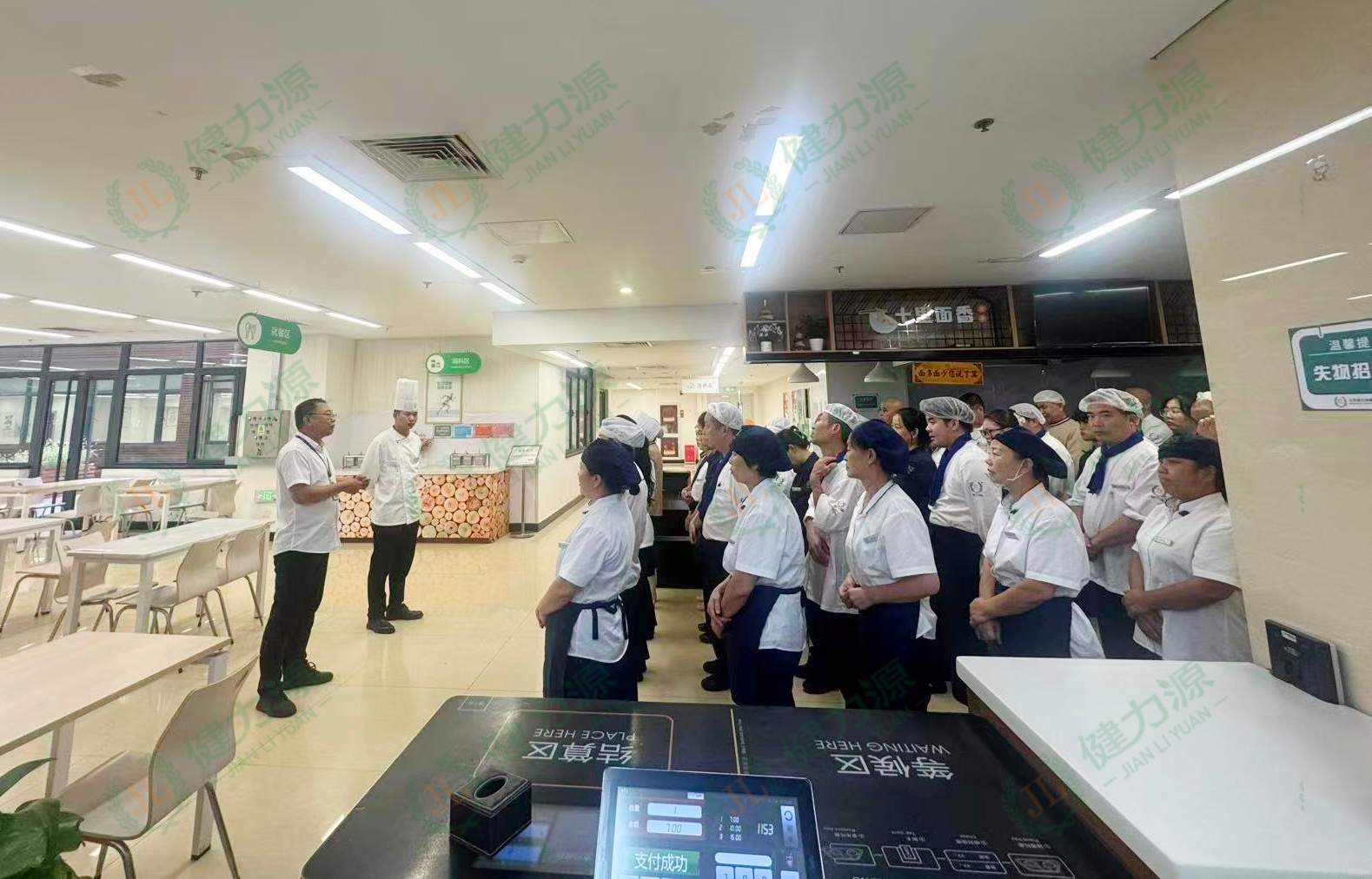 餐廳內(nèi)進(jìn)行專項(xiàng)安全培訓(xùn) (1).jpg