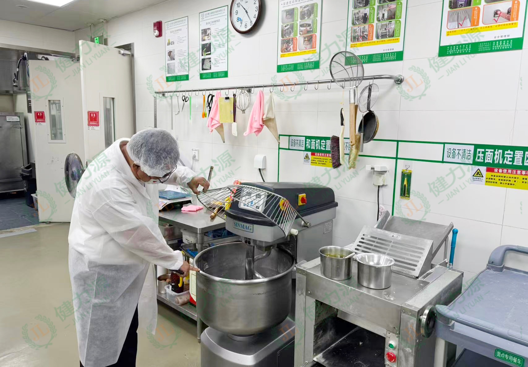 現(xiàn)場進(jìn)行安全檢查 (2).jpg