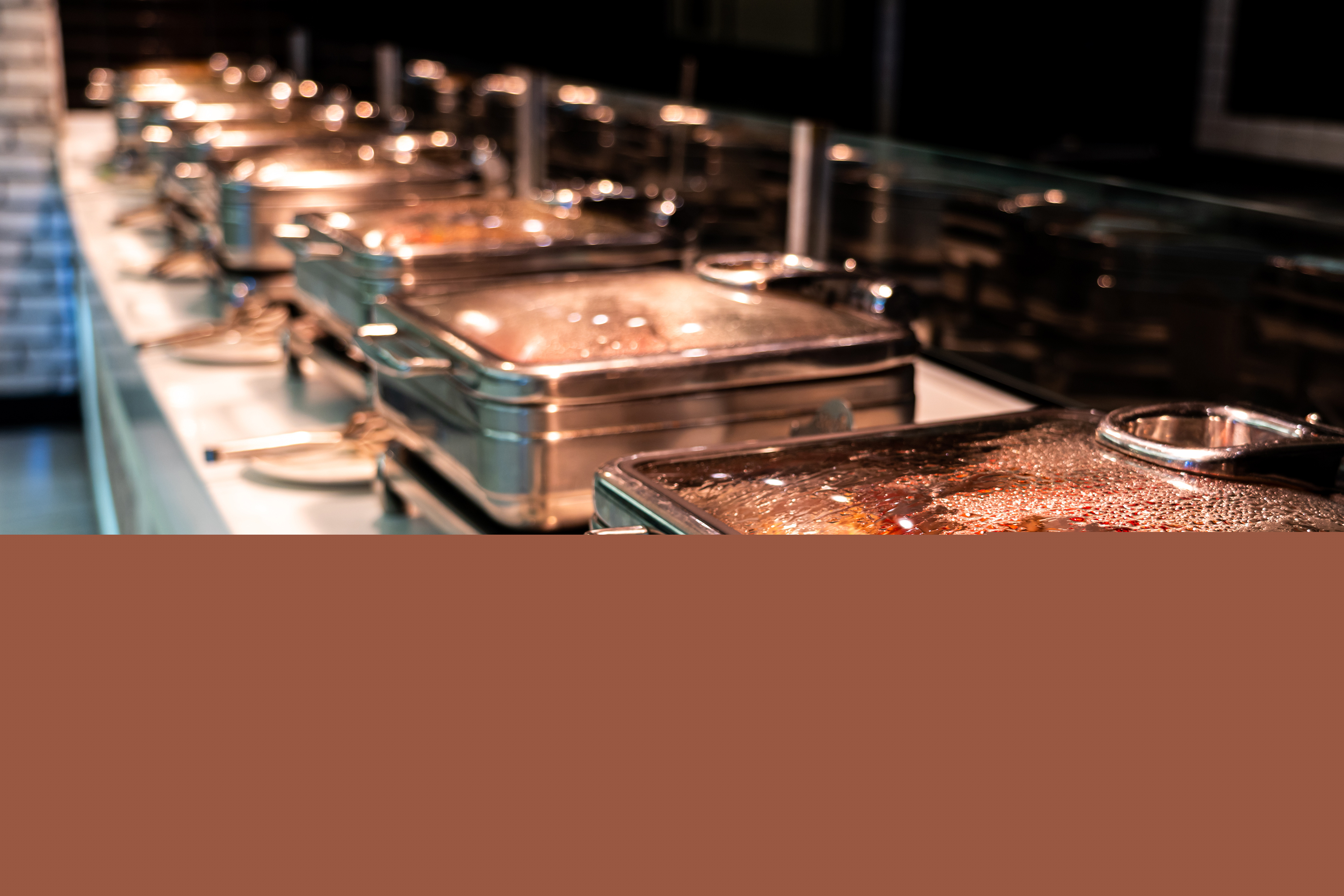 攝圖網(wǎng)_327570914_餐飲伙食食品 加熱盤托盤 準(zhǔn)備在旅館餐廳服務(wù)盤子宴會(huì)食物廚房酒吧多樣性派對酒店小吃臺(tái)面（企業(yè)商用）.jpg