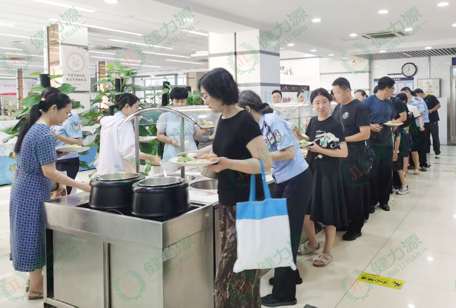 山東某監(jiān)獄餐廳 顧客們正在排隊(duì)取餐.jpg