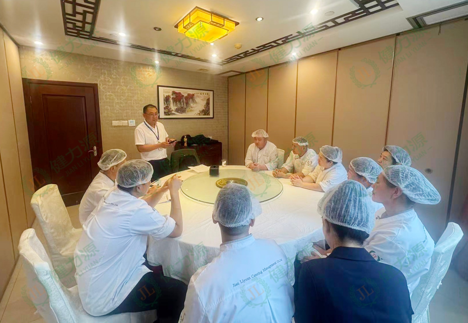 餐廳內(nèi)進(jìn)行專項(xiàng)安全培訓(xùn) (2).jpg