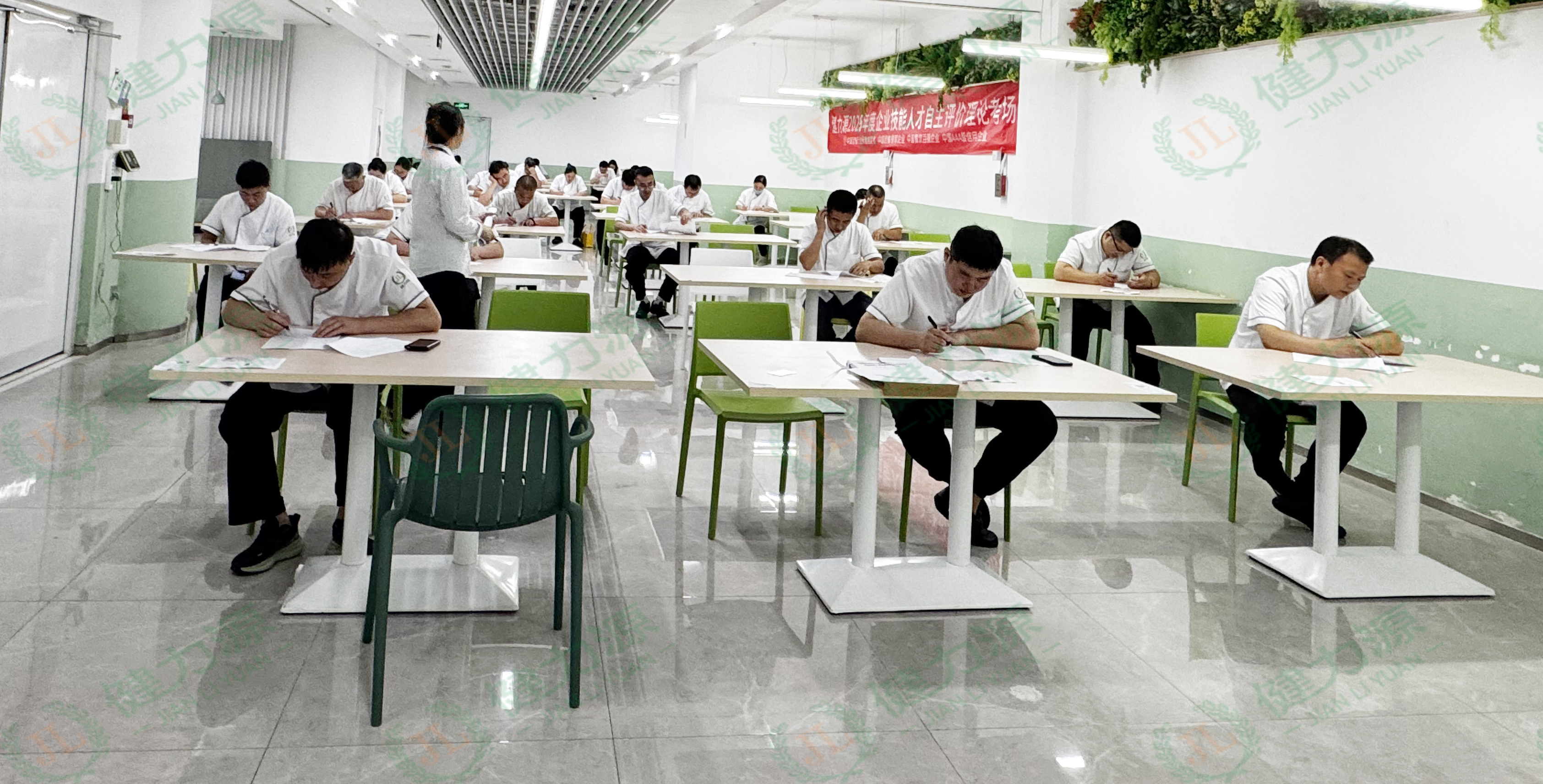理論考試現(xiàn)場.jpg