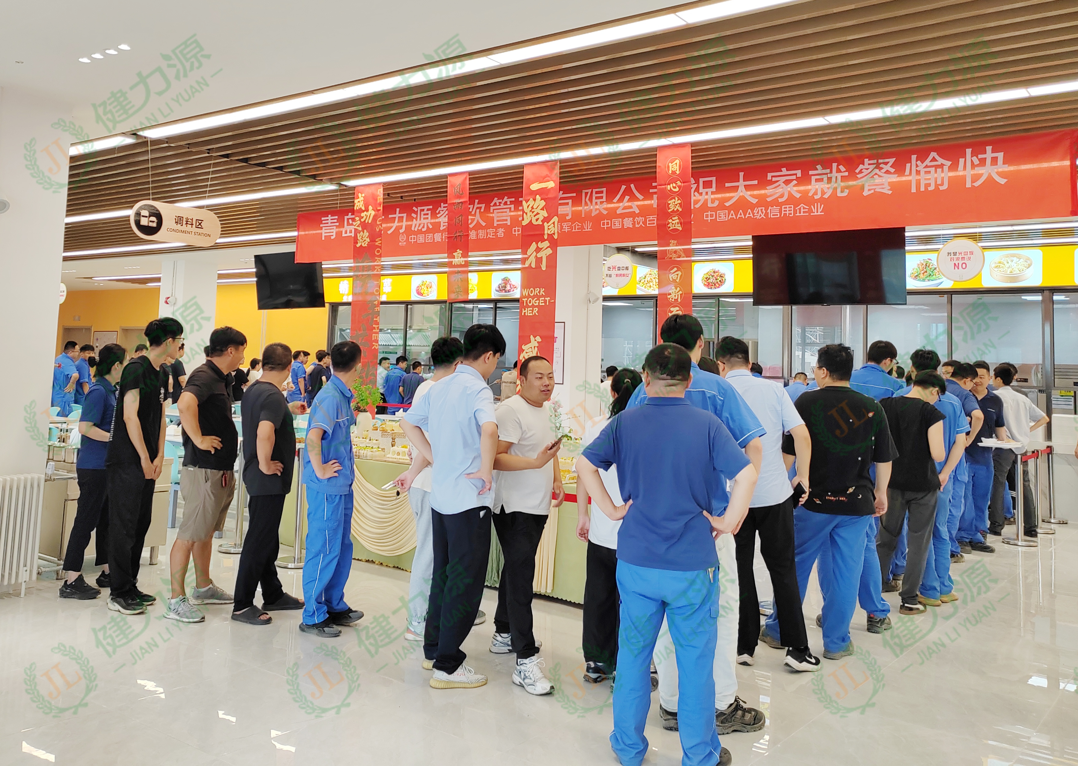 山東某地鐵公司餐廳 顧客們正在排隊就餐.jpg